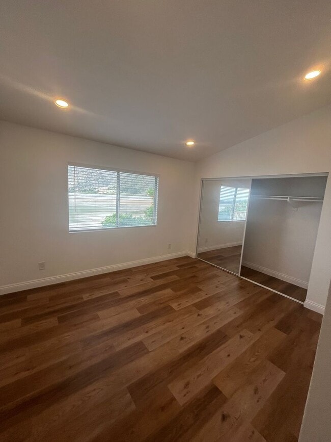 Building Photo - 1833 Mirador Dr