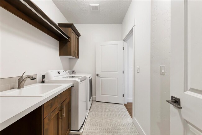 Building Photo - 4 Bedroom, 2 Bath home in Beautiful Meridian with SO MANY upgrades and perks throughout!  You don...
