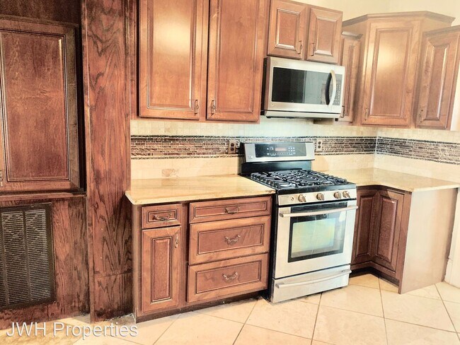 Building Photo - 4 br, 2.5 bath House - 1040 Blanchard Place