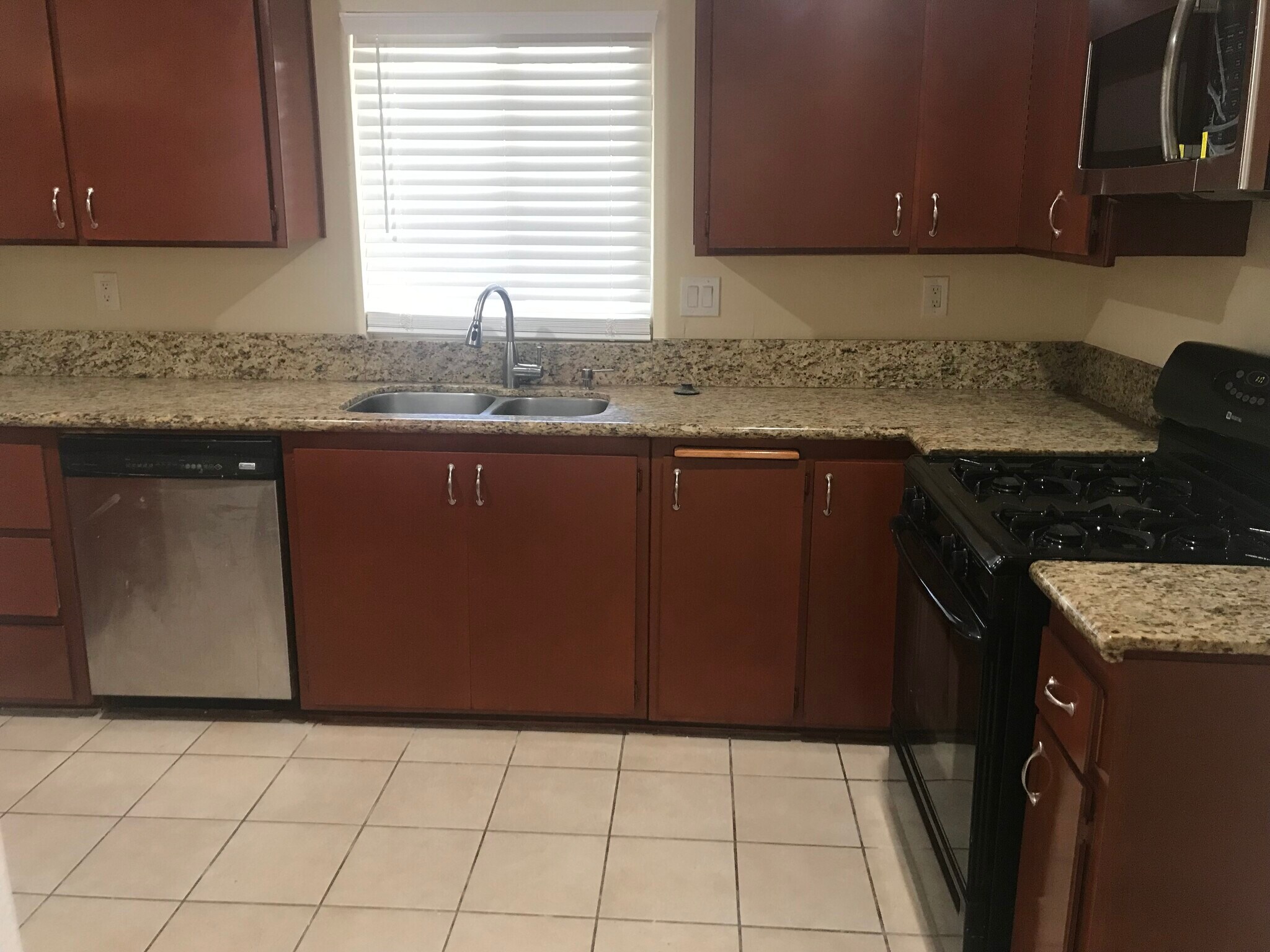 Building Photo - 7881 Hyssop Dr