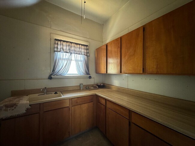 Building Photo - "Charming 2-Bedroom Country Cottage with P...