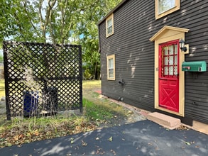 Building Photo - 315 Maplewood Ave