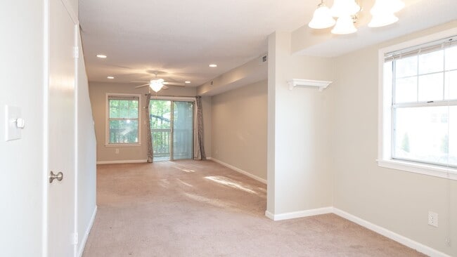 Building Photo - Fantastic Location! Chapel Hill 2 Bedroom ...