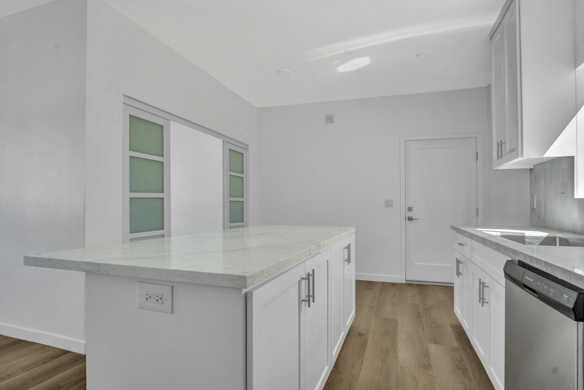 Building Photo - 13804 Moorpark St