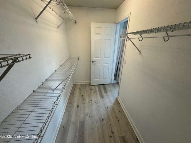 Building Photo - 6798 Roundleaf Dr