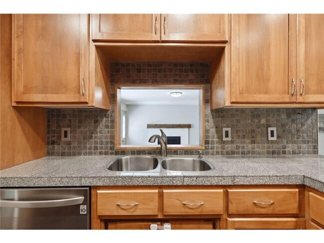 Building Photo - 6802 Cottonwood Ln N