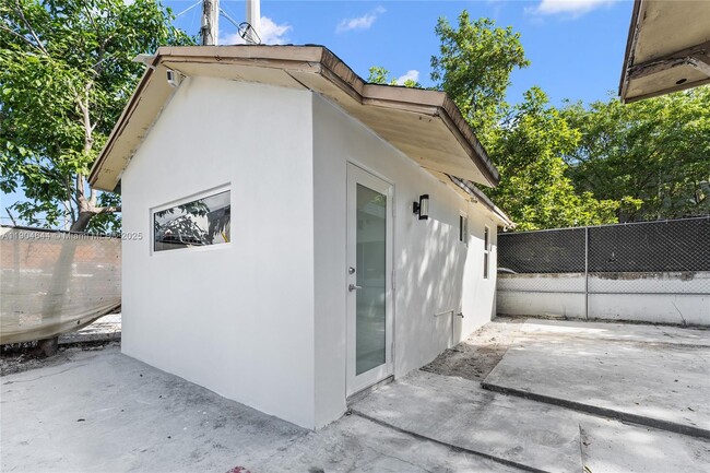 Building Photo - 129 SW 9th Ave