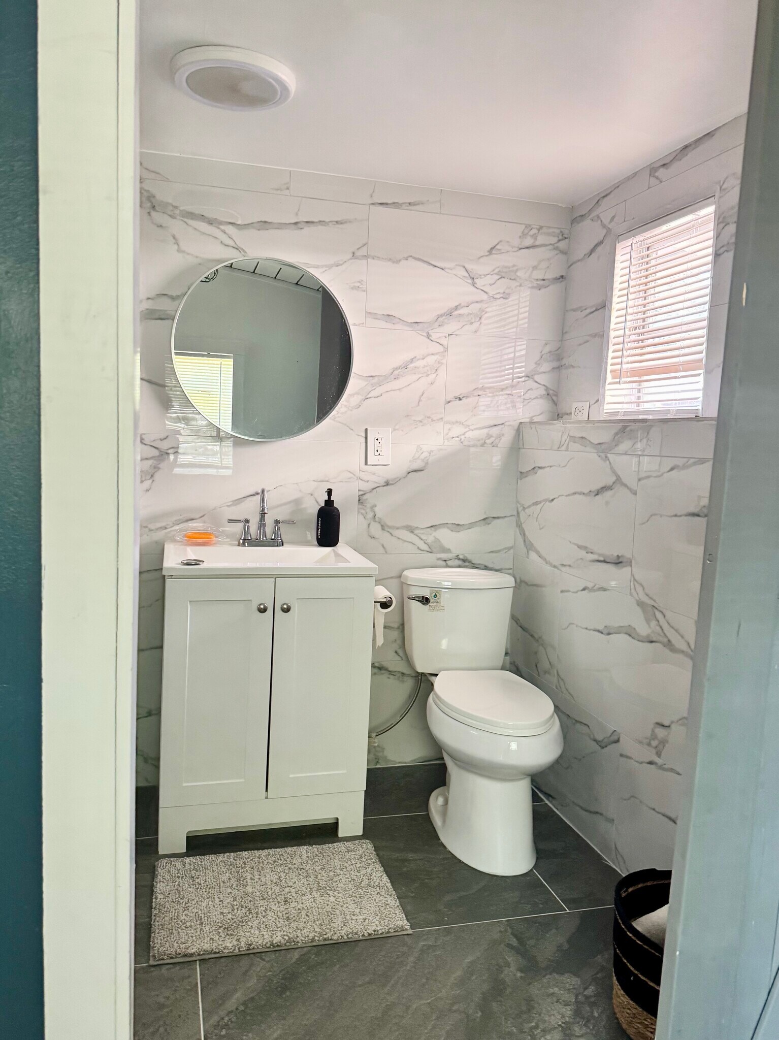 Building Photo - 6015 N Alturas Ave