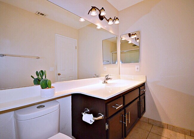 Building Photo - 3-Bedroom Home, Large backyard  & Pets Welcome