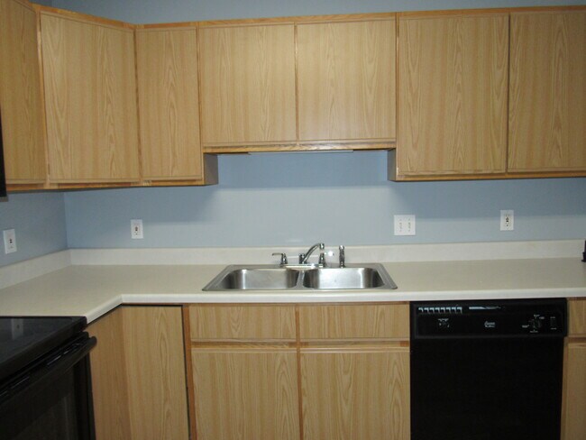 Building Photo - 3470 Parkwild Dr