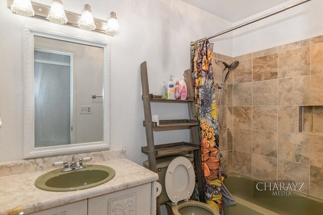 Building Photo - Duplex-Upper Unit in Aurora Subdivision