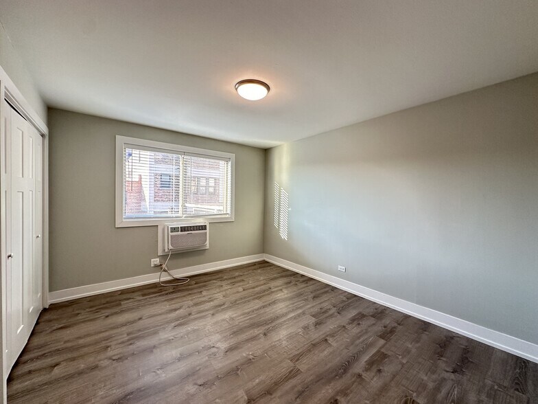 Building Photo - 533 W Surf St
