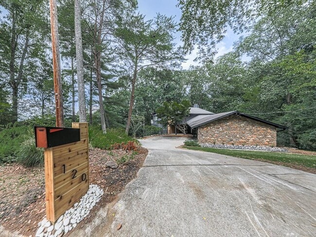 Building Photo - 120 Huntcliff Point NE