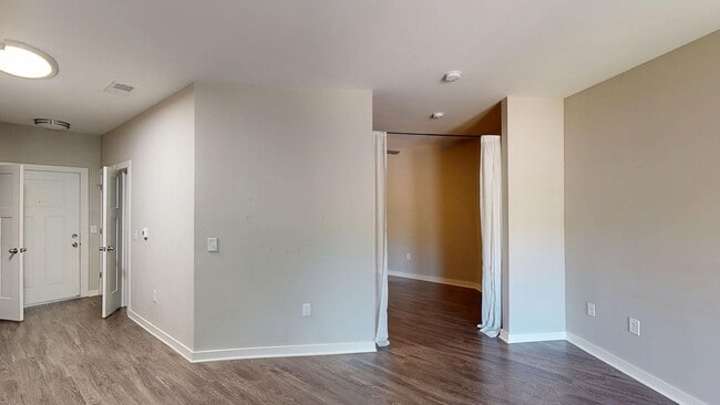 Building Photo - Cozy Studio Apartment in Vibrant Wedgewood...