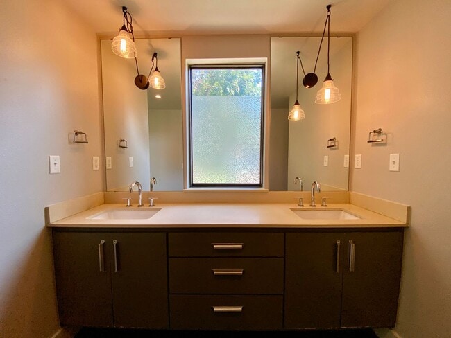 Building Photo - Charming 4 Bedrooms, 3 Bathrooms Home in Allandale!!!!