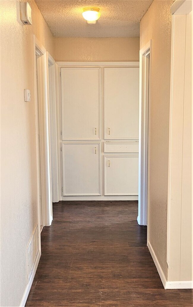 Building Photo - Fabulous home in lovely, convenient neighborhood