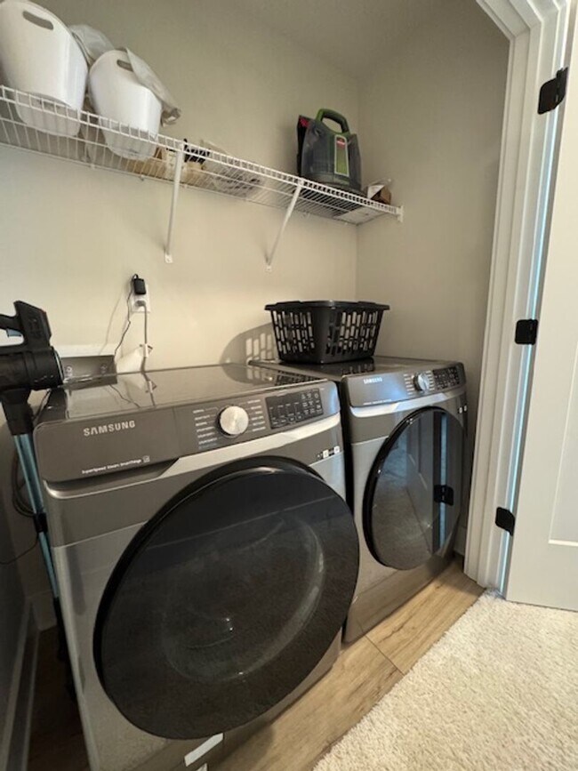 Building Photo - Move In Ready - 3 Bedrooms, 2.5 Baths. Hic...