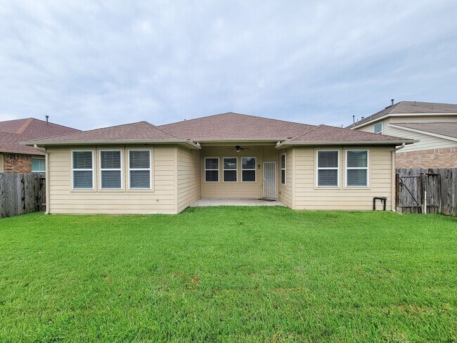 Building Photo - Welcome to this charming one-story home fe...