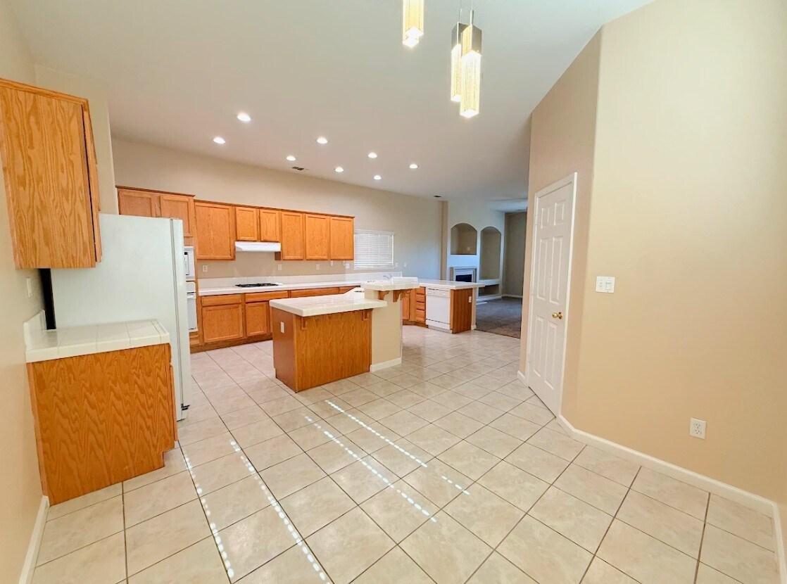 Building Photo - 405 Hearst Dr