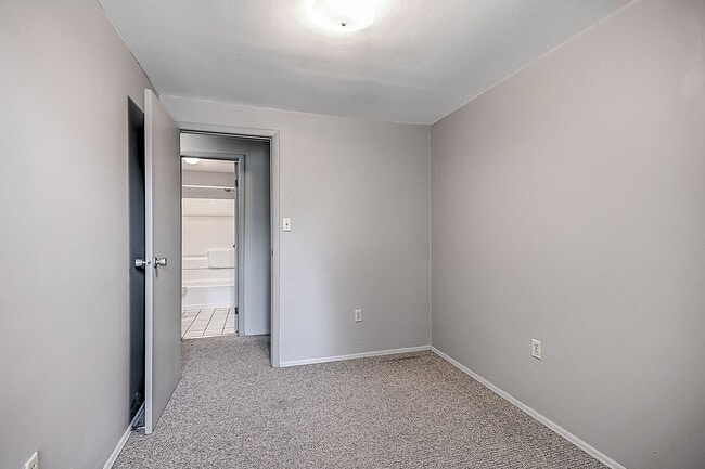 Building Photo - 252 Wildwood Dr