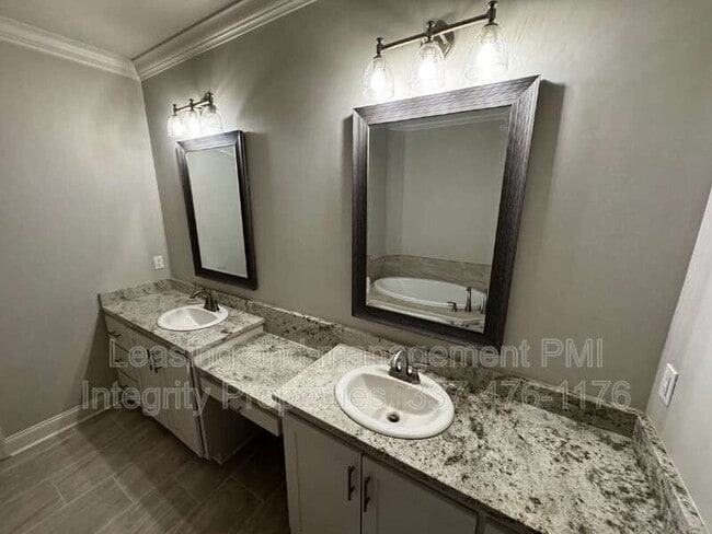 Building Photo - 200 Tennyson Dr