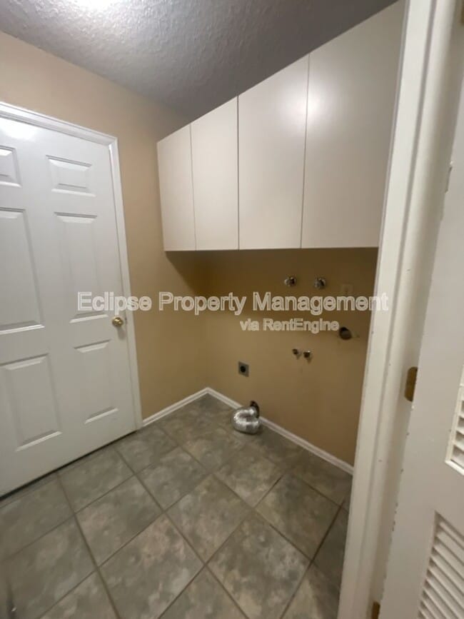 Building Photo - 626 Meadowood St
