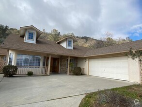 Building Photo - Mountain views