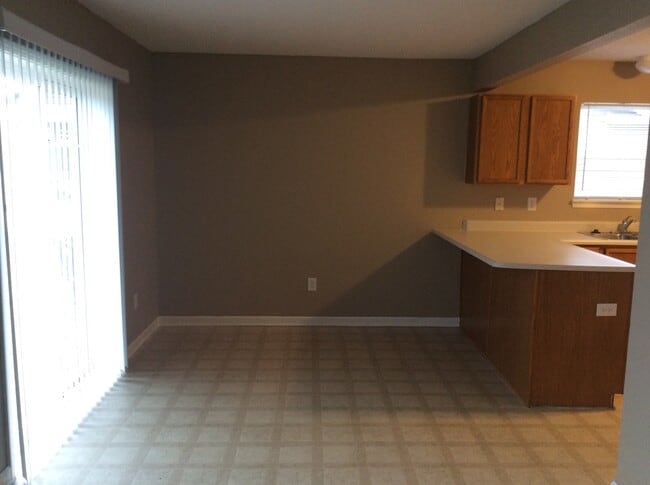 Building Photo - Avon - 3 BR home with loft