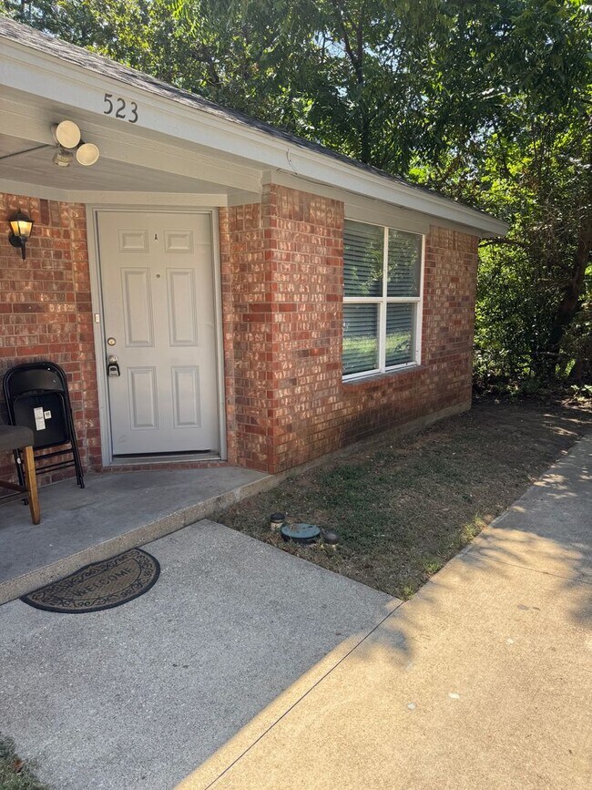 Building Photo - 523 Oakwood Ln