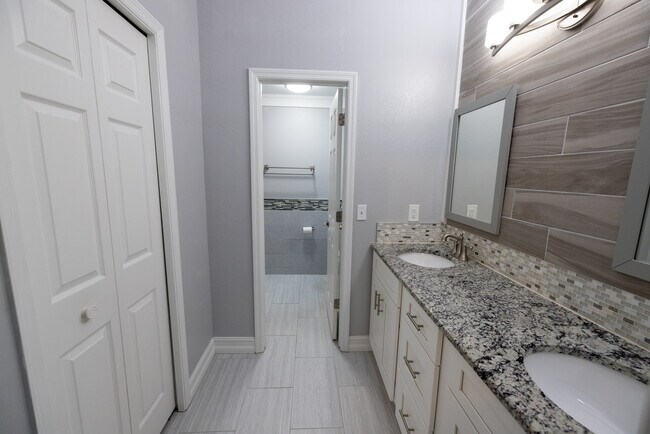 Building Photo - 8933 Bayaud Dr