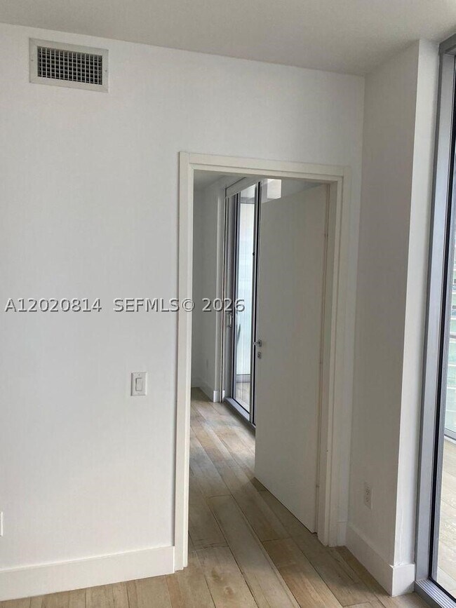 Building Photo - 1300 Brickell Bay Dr