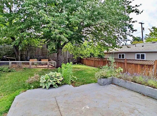 Building Photo - 3628 SE 49th Ave