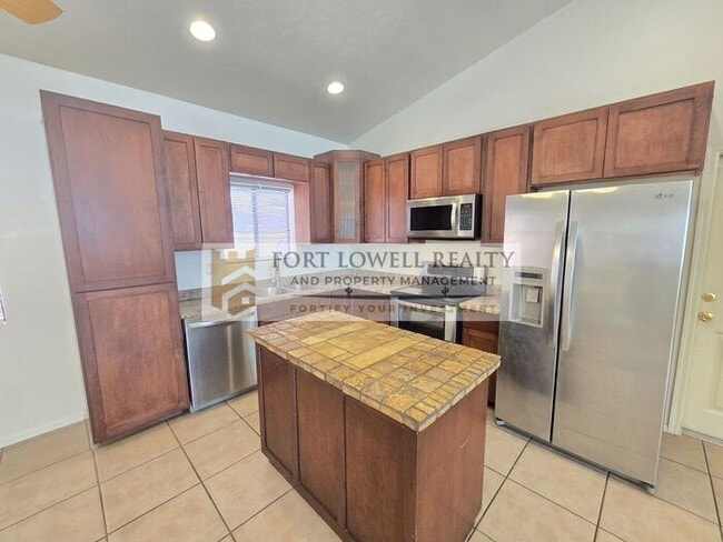 Building Photo - Spacious 3-Bed / 2-Bath Home in Central Tucson with A-Mountain Views!