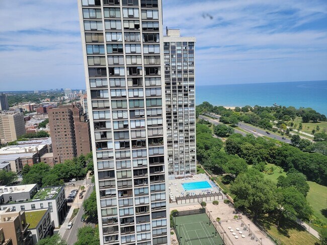 Building Photo - 5415 N Sheridan Rd