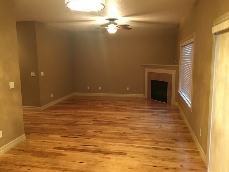 Building Photo - 2060 SW Kendra St