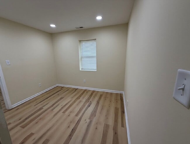 Building Photo - Stylish Renovated Home ! Move in Specials!