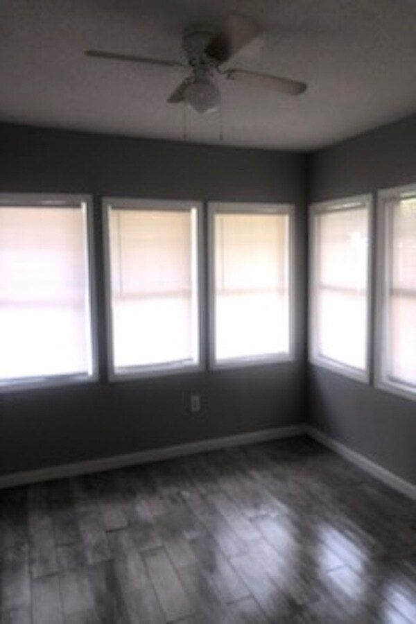 Building Photo - 1027 Sparkle Ave