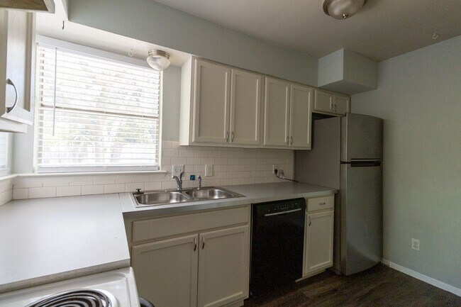 Building Photo - 9412 Teasdale Terrace