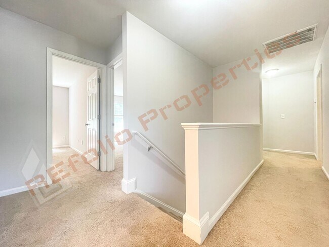 Building Photo - Wonderful 4 Bedroom 2.5 Bath, With Fresh P...