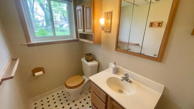 Building Photo - 2642 Bernice Ave
