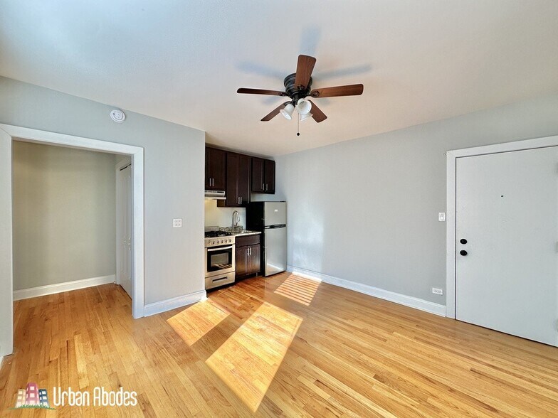 Building Photo - 623 W Patterson Ave