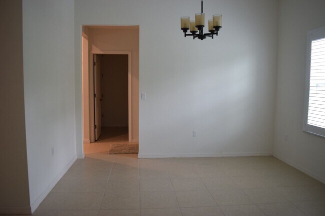 Building Photo - Gorgeous & Tropical 4 bedroom 3 Bath