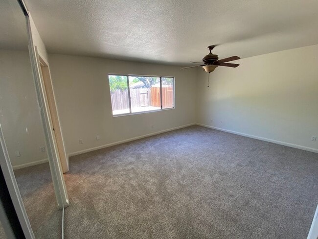 Building Photo - 3 Bedroom 2 Bathroom Home In Rosemont