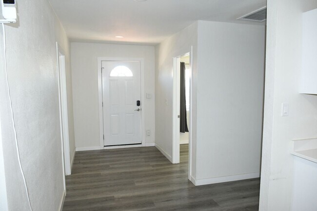 Building Photo - 1339 E Glenrosa Ave