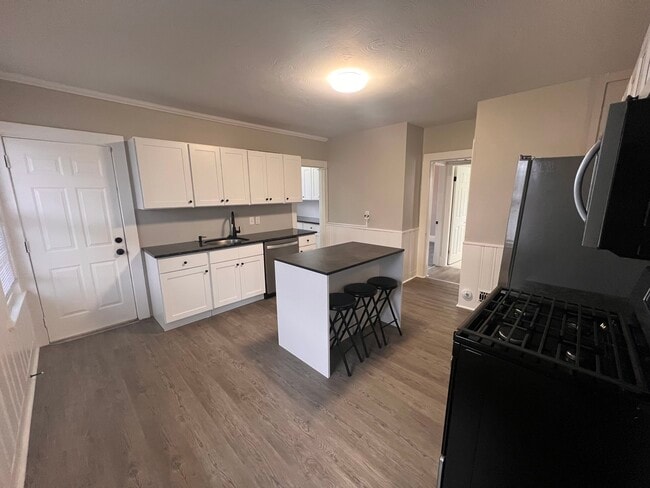 Building Photo - 877 Belmont Ave