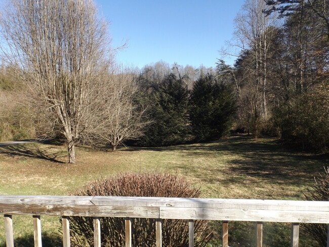 Building Photo - Great 2 Bedroom House in Dillsboro near the River $1400 available June 5th for year-long lease