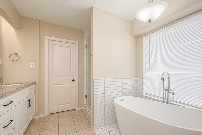 Building Photo - 15730 Oak Mountain Dr