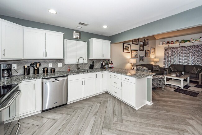 Building Photo - 7988 Shadow Oak Dr