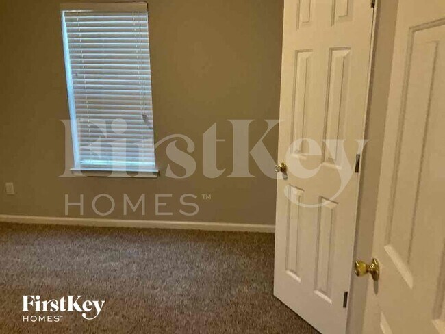 Building Photo - 2631 S Hills