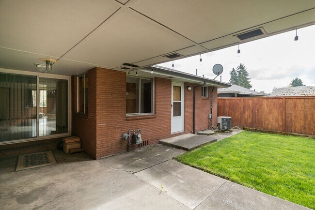 Building Photo - SE Walnut (Hillsboro)